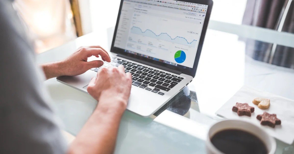 Picture of someone using tools of PPC ad to track performance.