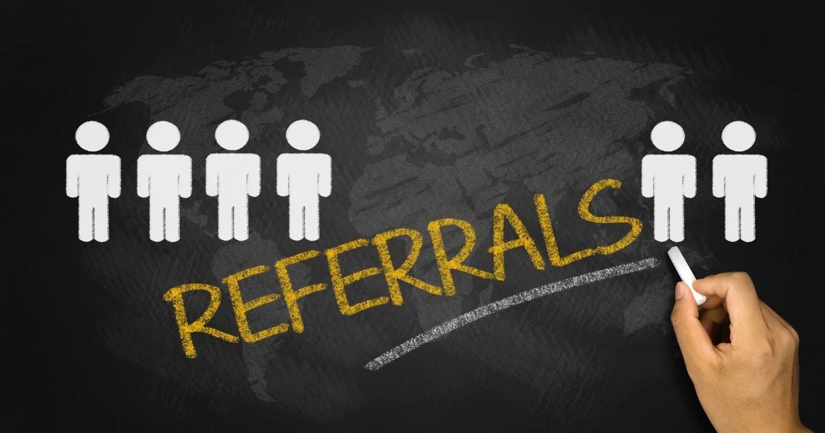 Illustration of how referral marketing systems work for growth hacking.